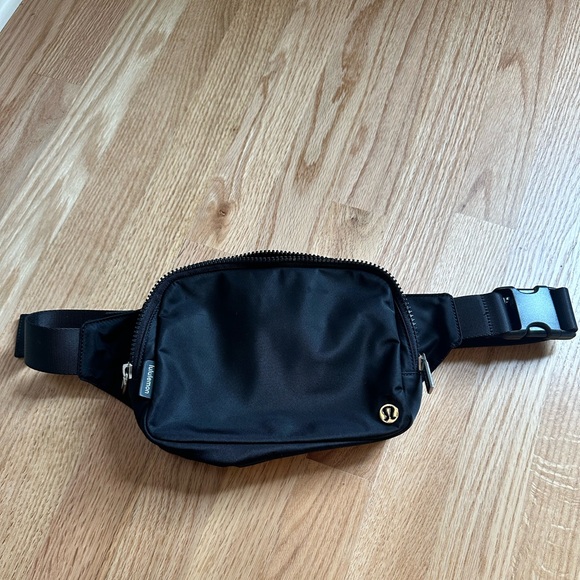 EUC lululemon belt bag 2L - Picture 1 of 2